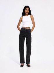 Jeansy straight fit - czarny. Czarne jeansy Reserved, bez wzorów. Za 129.99 zł.
