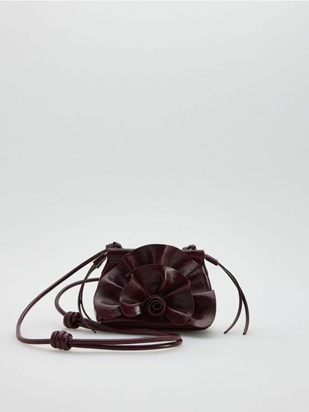 Mała torebka na ramię - karminowy. Czerwone torby na ramię Reserved, bez wzorów, ze skóry, na ramię, małe, bez dodatków. W wyprzedaży za 69.99 zł.