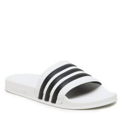 Klapki adidas. Białe klapki Adidas, bez wzorów, bez obcasa. Za 129.99 zł.