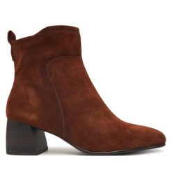 Botki Tamaris. Brązowe botki Tamaris, bez wzorów, bez obcasa, na słupku, bez zapięcia. Za 419.99 zł.