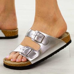 Srebrne skórzane klapki damskie Filippo Dk7062/25. Szare klapki Filippo, bez wzorów, ze skóry, bez obcasa, na płaskiej podeszwie. Za 139.00 zł.