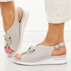 Szare skórzane sandały damskie Jezzi 9759. Szare sandały Jezzi, z aplikacjami, z jeansu, eleganckie, z okrągłym noskiem, bez obcasa, na platformie, bez zapięcia. W wyprzedaży za 201.52 zł.