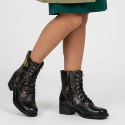 Botki damskie Laura Vita, na klocku i cholewka ze skóry za kostkę we wzory, czarne, SO2014-3. Czarne botki Laura Vita, bez wzorów, ze skóry, za kostkę, bez obcasa, na obcasie, bez zapięcia. Za 441.99 zł.