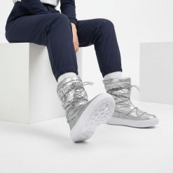 Śniegowce damskie Big Star, z połączenia materiału tekstylnego i syntetycznego z pikowaną metaliczną cholewką regulowanym sznurowaniem, srebrne, KK27. Szare botki Big Star, na zimę, bez wzorów, ze skóry ekologicznej, bez obcasa, na platformie, bez zapięcia. Za 209.00 zł.