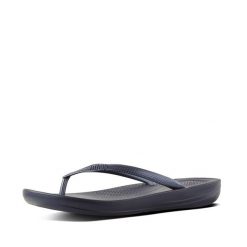 Klapki damskie FitFlop Iqushion Ergonomic TPU. Czarne klapki Flip Flop, bez wzorów, bez obcasa. Za 149.05 zł.