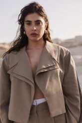 Krótka marynarka z lnem w kolorze TAUPE - LUKSOR -S/M. Brązowe marynarki i żakiety Marsala, m, bez wzorów, ze lnu, eleganckie. W wyprzedaży za 92.48 zł.