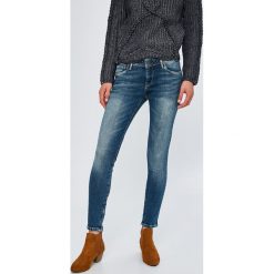 Pepe Jeans - Jeansy Cher. Niebieskie jeansy Pepe Jeans, bez wzorów, z obniżonym stanem. W wyprzedaży za 279.90 zł.