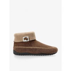 Kapcie Gumbies Thredbo Boots. Brązowe obuwie domowe Gumbies, bez wzorów, bez zapięcia. Za 172.99 zł.