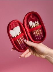 Podróżny zestaw pędzli do makijażu z etui 11 pack - bordowy. Zestawy Sinsay. Za 19.99 zł.