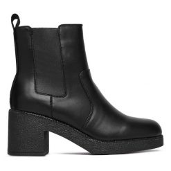 Botki DKNY. Czarne botki DKNY, bez wzorów, bez obcasa, na słupku, bez zapięcia. Za 879.99 zł.