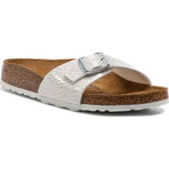 Klapki BIRKENSTOCK - Madrid Bs 1009045 Magic Snake White. Białe klapki Birkenstock, bez wzorów, ze skóry ekologicznej, bez obcasa. W wyprzedaży za 169.00 zł.