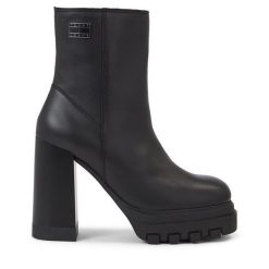 Botki Tommy Jeans. Czarne botki Tommy Jeans, bez wzorów, z jeansu, bez obcasa, na słupku, bez zapięcia. Za 799.99 zł.