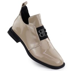 Skórzane botki damskie lakierowane z ozdobą beżowe Filippo DBT4763. Brązowe botki Filippo, z aplikacjami, z lakierowanej skóry, bez obcasa, bez zapięcia. Za 259.99 zł.
