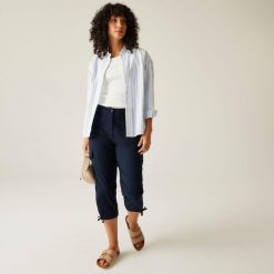 Spodnie turystyczne capri damskie Shorebella. Czerwone spodnie sportowe Regatta, s, bez wzorów, z materiału, trekkingowe. W wyprzedaży za 179.99 zł.