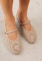 Ciemnobeżowe Siateczkowe Balerinki Boho z Paskiem z Klamerką Zdobione Plecionką Calironei. Brązowe baleriny Born2be, z aplikacjami, z jeansu, bez obcasa. Za 89.99 zł.