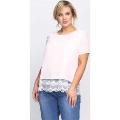Jasnoróżowa Bluzka Lace Ruffle. Czerwone bluzki Born2be, xl, bez wzorów, z materiału, bez kołnierzyka, bez ramiączek. Za 39.99 zł.