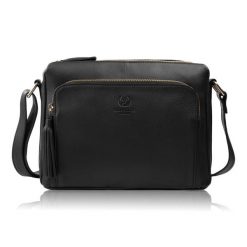 Torebka damska na ramię skórzana czarna klasyczna miejska pojemna ze złotymi okuciami Paolo Peruzzi AY-22-BLZ. Czarne torby na ramię bez wzorów, z materiału, biznesowe, na ramię, bez dodatków. Za 249.00 zł.