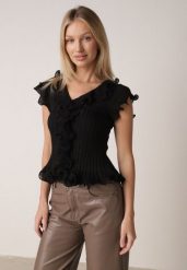 Czarna Prążkowana Bluzka z Wiskozą Ozdobiona Falbanami Delestra. Czarne bluzki Born2be, s, bez wzorów, z materiału, eleganckie, bez kołnierzyka, bez ramiączek. Za 99.99 zł.