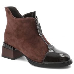 Botki damskie D&A o eleganckim fasonie z ozdobnym zamkiem lakierowanymi detalami i stabilnym obcasem brązowe, CR62-3198 Chocolate. Brązowe botki S.BARSKI, bez wzorów, bez obcasa, bez zapięcia. Za 459.00 zł.