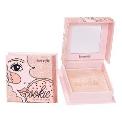 Benefit Cosmetics - Cookie - Rozświetlacz Do Policzków W Kolorze Złotoperłowym - Box O' Powder Cookie - Dla Kobiet. Rozświetlacze BENEFIT COSMETICS. Za 185.00 zł.