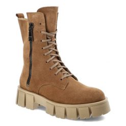 Botki damskie Lamanti, na grubej traktorowej podeszwie sznurowane z bocznym zamkiem, brązowe, 950 J 226. Brązowe botki Lamanti, na jesień, bez wzorów, bez obcasa, na obcasie, bez zapięcia. Za 359.00 zł.