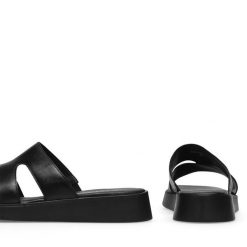 Klapki Lasocki. Czarne klapki Lasocki, bez wzorów, bez obcasa. Za 149.99 zł.