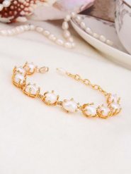 L'Atelier de Gaia Pozłacana bransoletka z perłami rozmiar: onesize. Białe bransoletki L'Atelier de Gaia, z perłą, pozłacane. Za 122.96 zł.