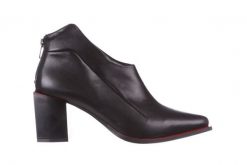 Botki Bayla-195 20K-7204 Black 195022, Czarny, Skóra naturalna - 40. Czarne botki Bayla, bez wzorów, ze skóry, bez obcasa, bez zapięcia. W wyprzedaży za 224.10 zł.