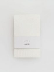 Koronkowe rajstopy - biały. Białe rajstopy i pończochy Reserved, bez wzorów, z koronki. Za 39.99 zł.