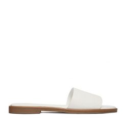 Klapki JENNY. Białe klapki Jenny, bez wzorów, bez obcasa. Za 69.99 zł.