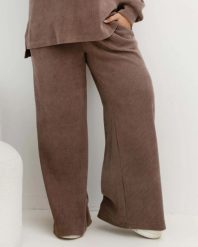 Oversizowe prążkowane spodnie Good Day Ahead na gumce z kieszeniami w kolorze taupe/chłodna mokka Plus Size Oversize. Białe spodnie dresowe Moda Size Plus Iwanek, l, bez wzorów, z dresówki. Za 199.90 zł.