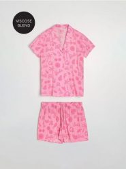Wiskozowa piżama dwuczęściowa Barbie - różowy. Czerwone piżamy Sinsay, bez wzorów, z wiskozy, bez ramiączek. Za 59.99 zł.