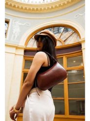 Maison héritage PARIS Skórzana torebka "Titan" w kolorze jasnobrązowym - 26 x 17 x 7 cm rozmiar: onesize. Brązowe torby na ramię Maison héritage PARIS, bez wzorów, z materiału, na ramię, bez dodatków. Za 304.99 zł.