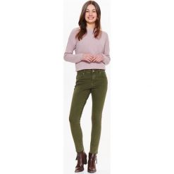SPODNIE DAMSKIE W KOLORZE KHAKI, RURKI. Zielone spodnie materiałowe TROLL, na co dzień, s, bez wzorów, z jeansu. W wyprzedaży za 59.99 zł.