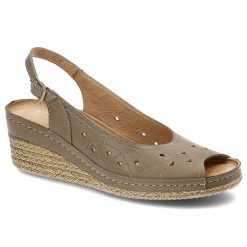 Sandały damskie Pollonus, wykonane ze skóry naturalnej licowej z ażurową perforacją na cholewce wsuwaną konstrukcją z odkrytą piętą i podeszwą na kot. Brązowe sandały Pollonus, w ażurowe wzory, ze skóry, boho, bez obcasa, na koturnie, bez zapięcia. Za 155.00 zł.