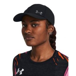 Damska czapka z daszkiem Under Armour Launch Adjustable. Czarne czapki Under Armour, bez wzorów, z materiału. Za 153.70 zł.