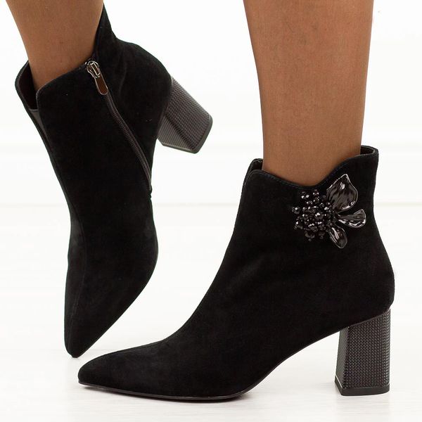 Czarne zamszowe skórzane botki damskie na słupku DiA 686. Czarne botki DiA, na jesień, z aplikacjami, z jeansu, bez obcasa, na słupku, bez zapięcia. W wyprzedaży za 485.10 zł.