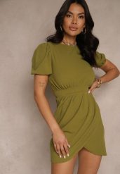 Jasnozielona Sukienka o Dopasowanym Kroju z Marszczeniem Redorielle. Zielone sukienki Renee, l, bez wzorów, eleganckie, bez kołnierzyka, bez ramiączek, mini, dopasowane. Za 74.99 zł.