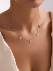 Lodie Silver Srebrny naszyjnik z elementami ozdobnymi - dł. 42 cm rozmiar: onesize. Różowe naszyjniki Lodie Silver, z akwamarynem, srebrne. Za 113.99 zł.