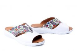 COMFORTABEL 700931-03 weiss, klapki damskie. Białe klapki Comfortabel, bez wzorów, ze skóry, bez obcasa, na koturnie. Za 289.90 zł.