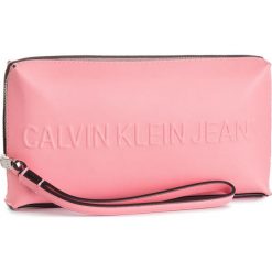 Torebka CALVIN KLEIN JEANS - Box Wristlet K60K605528 637. Czerwone torebki klasyczne Calvin Klein Jeans, bez wzorów, z jeansu, bez dodatków. Za 229.00 zł.