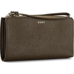 Duży Portfel Damski DKNY - Slgs-Bryant Park R2235051 Olivine 344. Zielone portfele DKNY, bez wzorów, ze skóry. W wyprzedaży za 209.00 zł.