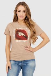 GUESS Beżowy t-shirt damski z nadrukiem amour, Rozmiar S. Brązowe t-shirty Guess, s, z aplikacjami, bez kołnierzyka, bez ramiączek. W wyprzedaży za 119.99 zł.