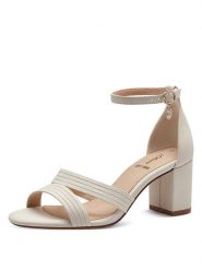 S.Oliver Sandały w kolorze kremowym na obcasie rozmiar: 39. Brązowe sandały S.Oliver, bez wzorów, z otwartym noskiem, bez obcasa, na koturnie, bez zapięcia. Za 123.53 zł.