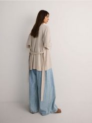 Długi kardigan z wiązaniem - beżowy. Brązowe kardigany Reserved, l, bez wzorów, z dzianiny. W wyprzedaży za 79.99 zł.