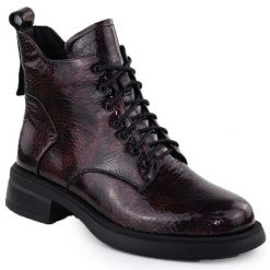 Skórzane botki lakierowane bordowe S.Barski Premium Collection LZ52-954. Czerwone botki S.BARSKI, bez wzorów, z lakierowanej skóry, bez obcasa, bez zapięcia. Za 319.99 zł.