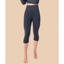 Legginsy Capri Tecnología FIR Noah. Czarne legginsy Anaissa, bez wzorów, z poliamidu. W wyprzedaży za 190.00 zł.