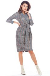 Elegancka kopertowa sukienka w kratę z kołnierzem granat. Sukienki Awama, do pracy, na jesień, xl, bez wzorów, z dzianiny, biznesowe, bez kołnierzyka, bez ramiączek, midi, dopasowane. Za 419.00 zł.