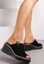 Czarne Klapki na Koturnie z Perforacją i Otwartym Noskiem Averle. Czarne klapki Renee, bez wzorów, z otwartym noskiem, bez obcasa, na koturnie. Za 109.99 zł.
