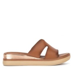 Klapki Lasocki. Brązowe klapki Lasocki, bez wzorów, bez obcasa. Za 159.99 zł.
